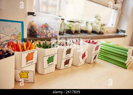 Buntstifte in Kunststoffbehältern Stockfoto