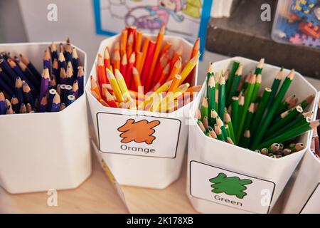 Buntstifte in Kunststoffbehältern Stockfoto