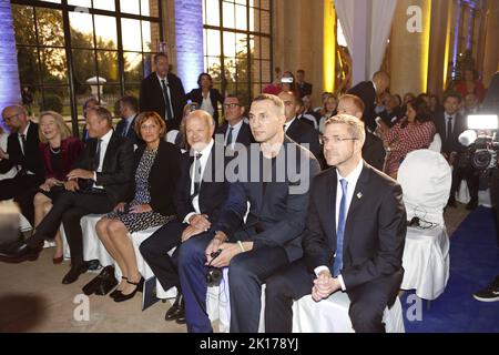 15/09/2022, Potsdam, Deutschland.(L-R) Moritz van Dülmen, US-Botschafterin Amy Gutmann, Donald Tusk, Britta Ernst, Bundeskanzler Olaf Scholz, Wladimir Klitschko, Potsdamer Bürgermeister Mike Schubert bei der Preisverleihung in der Orangerie Sanssouci im Sanssouci Park am 15. September 2022 in Potsdam. Mit dem Medienpreis M100, der sich als „Preis der Europäischen Presse“ versteht, wurde das ukrainische Volk mit dem „Year“ ausgezeichnet. Wladimir Klitschko nimmt die Auszeichnung an seiner Stelle entgegen. Stockfoto