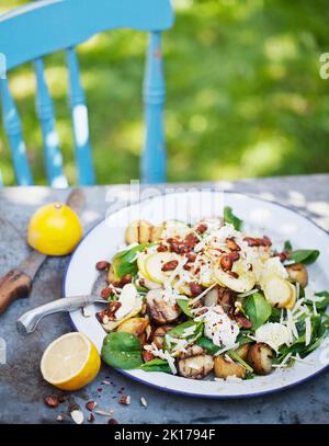 Frischer Salat wird im Freien serviert Stockfoto