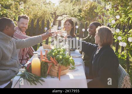 Freunde essen im Garten Stockfoto