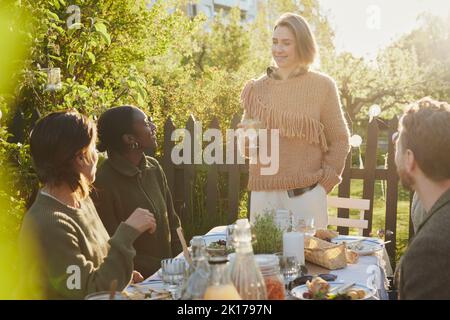 Freunde essen im Garten Stockfoto