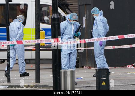 Forensische Beamte am Tatort in der Shaftesbury Avenue im Zentrum von London, wo zwei männliche Polizisten um 6am von einem Mann erstochen wurden. Beide Offiziere werden derzeit von Sanitätern behandelt. Der Verdächtige wurde wegen des Verdachts verhaftet, schwere körperliche Schäden verursacht und einen Nothelfer angegriffen zu haben. Bilddatum: Freitag, 16. September 2022. Stockfoto