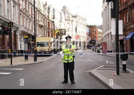 Polizei am Tatort in der Shaftesbury Avenue im Zentrum von London, wo um 6am zwei männliche Polizisten von einem Mann gestochen wurden. Beide Offiziere werden derzeit von Sanitätern behandelt. Der Verdächtige wurde wegen des Verdachts verhaftet, schwere körperliche Schäden verursacht und einen Nothelfer angegriffen zu haben. Bilddatum: Freitag, 16. September 2022. Stockfoto