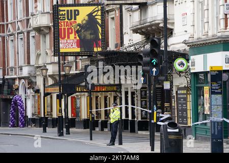 Polizei am Tatort in der Shaftesbury Avenue im Zentrum von London, wo um 6am zwei männliche Polizisten von einem Mann gestochen wurden. Beide Offiziere werden derzeit von Sanitätern behandelt. Der Verdächtige wurde wegen des Verdachts verhaftet, schwere körperliche Schäden verursacht und einen Nothelfer angegriffen zu haben. Bilddatum: Freitag, 16. September 2022. Stockfoto