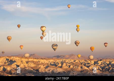 Heißluftballons fliegen über Kappadokien-Valeys in der Nähe von Goreme, Türkei. Stockfoto