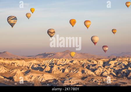 Heißluftballons fliegen über Kappadokien-Valeys in der Nähe von Goreme, Türkei. Stockfoto