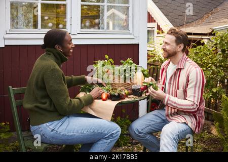 Freunden im Garten sitzen Stockfoto