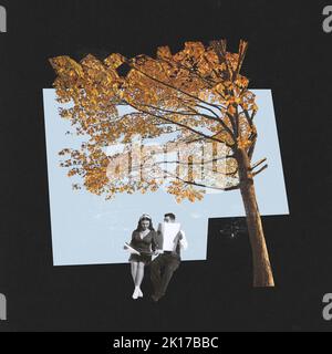 Collage zeitgenössischer Kunst. Junges Paar, Mann und Frau sitzen unter einem Baum mit gelben Blättern und lesen Zeitung. Warmer Herbsttag Stockfoto