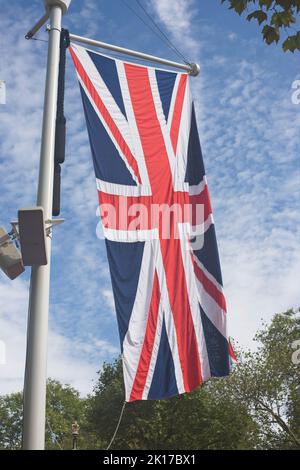 Eine der vielen Unionsflaggen entlang der Mall in London für die Trauer Großbritanniens um Königin Elizabeth II Stockfoto