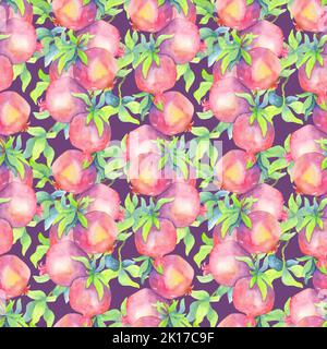 Saftige Granatäpfel im nahtlosen Muster auf violettem Hintergrund. Botanische Illustration von sonnigen Früchten. Aquarellzeichnung. Stockfoto