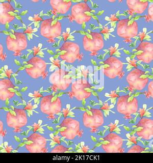 Helles Muster mit Granatäpfeln und roten Blüten. Florale botanische Illustration. Zeichnung auf einem fliederfarbenen Hintergrund. Sonnige Früchte und leuchtend grüne Blätter. Stockfoto