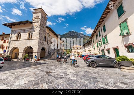 Rathaus und Platz in Venzone, teilweise durch das Erdbeben von 1976 zerstört und zwischen 1979 und 1984 wieder aufgebaut. Udine, Friaul-Julisch Venetien, Italien. Stockfoto