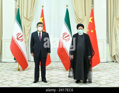 Samarkand, Usbekistan. 16. September 2022. Der chinesische Präsident Xi Jinping trifft sich mit dem iranischen Präsidenten Ebrahim Raisi im Forumlar Majmuasi Complex in Samarkand, Usbekistan, am 16. September 2022. Quelle: Shen Hong/Xinhua/Alamy Live News Stockfoto