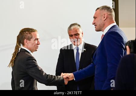 Prag, Tschechische Republik. 16. September 2022. Der tschechische Minister für regionale Entwicklung, Ivan Bartos, der Präsident des Europäischen Ausschusses der Regionen, Vasco Alves Cordeiro, und der Bürgermeister von Kiew, Vitali Klitschko, nehmen am 16. September 2022 an dem Treffen des Europäischen Ausschusses der Regionen in Zusammenarbeit mit der tschechischen EU-Präsidentschaft in Prag Teil. Kredit: Roman Vondrous/CTK Foto/Alamy Live Nachrichten Stockfoto