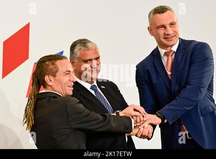 Prag, Tschechische Republik. 16. September 2022. Der tschechische Minister für regionale Entwicklung, Ivan Bartos, der Präsident des Europäischen Ausschusses der Regionen, Vasco Alves Cordeiro, und der Bürgermeister von Kiew, Vitali Klitschko, nehmen am 16. September 2022 an dem Treffen des Europäischen Ausschusses der Regionen in Zusammenarbeit mit der tschechischen EU-Präsidentschaft in Prag Teil. Kredit: Roman Vondrous/CTK Foto/Alamy Live Nachrichten Stockfoto