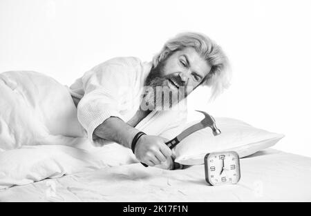 Stress-Konzept. Zeitmanagement. Brauchen, um sich zu entspannen. Nervig klingelender Wecker. Pause Disziplin Regime. Zeit zum Aufwachen. Früh am Morgen Routine. Bärtig Stockfoto
