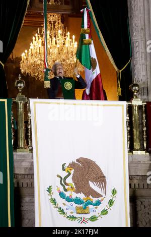 Mexiko-Stadt, Mexiko. 15. September 2022. Der mexikanische Präsident Andres Manuel Lopez Obrador gibt auf dem Balkon des Präsidenten im Nationalpalast in Mexiko-Stadt, Mexiko, zum 212.. Jahrestag den traditionellen Ruf der mexikanischen Unabhängigkeit. Kredit: ZUMA Press, Inc./Alamy Live Nachrichten Stockfoto