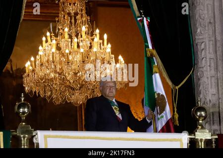 Mexiko-Stadt, Mexiko. 15. September 2022. Der mexikanische Präsident Andres Manuel Lopez Obrador gibt auf dem Balkon des Präsidenten im Nationalpalast in Mexiko-Stadt, Mexiko, zum 212.. Jahrestag den traditionellen Ruf der mexikanischen Unabhängigkeit. Kredit: ZUMA Press, Inc./Alamy Live Nachrichten Stockfoto