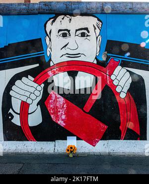 R.I.P. Blumen für Michail Gorbatschow am Denkmal der East Side Gallery. Open-Air-Galerie auf dem am längsten erhaltenen Teil der Berliner Mauer Stockfoto