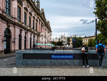 Eingang zum U-Bahnhof Museumsinsel unter den Linden, Mitte Berlin Stockfoto