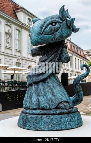 Techno Statue (türkis) 2021, Bronzeskulptur des Bildhauers Bunny Rogers Palais Populaire Art Gallery, unter den Linden 5, Mitte-Berlin, Deutschland Stockfoto