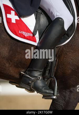 Rocca Di Papa, Italien. 16. September 2022. Pferdesport: Weltmeisterschaft, Vielseitigkeitssport, Dressur. Ein Event-Fahrer trägt Spornen bei der Arbeit. Seine Reitstiefel sind in einem Steigbügel. Quelle: Friso Gentsch/dpa/Alamy Live News Stockfoto