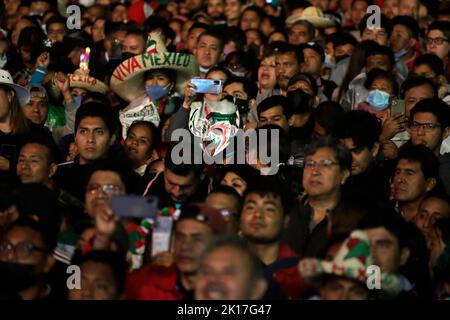 Mexiko-Stadt, Mexiko. 15. September 2022. Tausende von mexikanischen Bürgern nehmen an der Zeremonie des Schreis der mexikanischen Unabhängigkeit unter der Leitung des Präsidenten von Mexiko, Andres Manuel LÃ³pez Obrador, vom Nationalpalast Teil. Am 15. September 2022 in Mexiko-Stadt, Mexiko. Kredit: ZUMA Press, Inc./Alamy Live Nachrichten Stockfoto