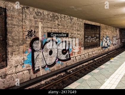 U-Bahn-Station Grenzallee an der Linie U7, Britz, Neukölln, Berlin dieser Bahnhof wurde 1930 eröffnet Stockfoto
