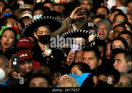 Mexiko-Stadt, Mexiko. 15. September 2022. Tausende von mexikanischen Bürgern nehmen an der Zeremonie des Schreis der mexikanischen Unabhängigkeit unter der Leitung des Präsidenten von Mexiko, Andres Manuel LÃ³pez Obrador, vom Nationalpalast Teil. Am 15. September 2022 in Mexiko-Stadt, Mexiko. Kredit: ZUMA Press, Inc./Alamy Live Nachrichten Stockfoto