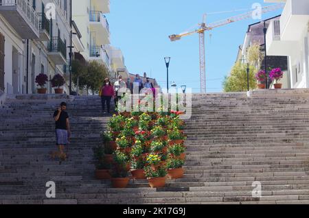 Termoli - Molise - die Treppe, die zum kleinen Platz führt, wo im Sommer verschiedene Folklore-Shows stattfinden Stockfoto