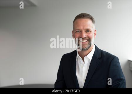 Porträt des Kaufmanns Blick in die Kamera Stockfoto