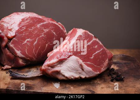 Scheiben von frischem rohem Rindfleisch auf dem Küchentisch Stockfoto