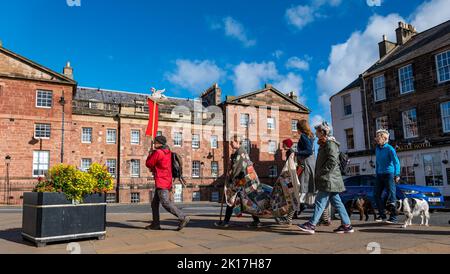 Dunbar, East Lothian, Schottland, Großbritannien, 16.. September 2022. COP26 Mantel der Hoffnung: Das Mantel der Hoffnung wurde von Barbara Keal initiiert und auf einer Pilgerfahrt zu COP26 über 11 Wochen getragen, mit aufgestickten und handgenähten Flecken, um es auf dem Weg hinzuzufügen. Sie wird von den Bodenhütern im Rahmen der Loving Earth-Ausstellung in Dunbar gefeiert. Die Veranstaltung beinhaltet einen Spaziergang durch die Stadt mit Gesang, während die Gruppe Lauderdale House passiert. Kredit: Sally Anderson/Alamy Live Nachrichten Stockfoto