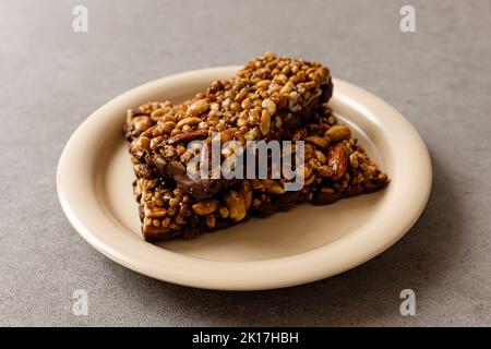 Nussriegel mit Granola und Nüssen Stockfoto