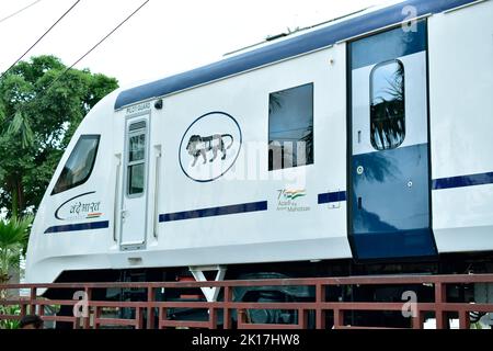 Neu Delhi, Indien - 14. September 2022 : Lokomotive des elektrischen Zuges Vande bharat Stockfoto