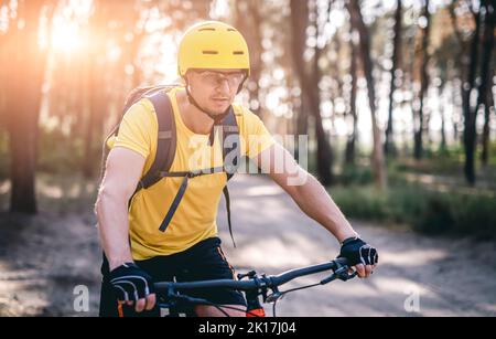 Mann auf dem Fahrrad im sonnigen Wald Stockfoto