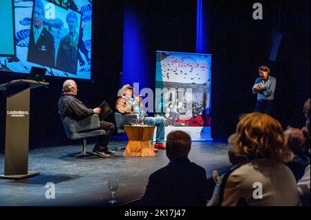 Nijmegen, Niederlande. 15. September 2022. Constant Hoogenbosch (links), Historiker, Filmlehrer und Inhaber der Filmpress- und Kommunikationsagentur Movie Machine, und Wiel Lenders (rechts), Direktor des Info Centers WW2 in Nijmegen, hören dem niederländischen Schauspieler Peter Faber (Mitte) beim Reden zu. Anlässlich des 78.-jährigen Bestehens der Marktgartenoperation in den Niederlanden bot das Info Center WW2 in Nijmegen eine Analyse des Films „A Bridge too far“ an. Die besondere Nacht zählte mit der Anwesenheit des Schauspielers Peter Faber, der die Rolle des Kapitäns Arie Dirk 'Harry' Bestbreurtje i spielte Stockfoto