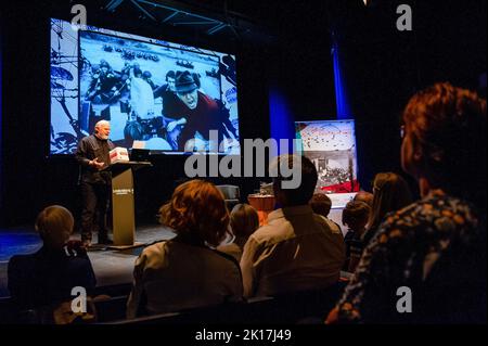 Nijmegen, Niederlande. 15. September 2022. Constant Hoogenbosch (links), Historiker, Filmlehrer und Inhaber der Filmpress- und Kommunikationsagentur Movie Machine, gibt eine Einführung in den Film. Anlässlich des 78.-jährigen Bestehens der Marktgartenoperation in den Niederlanden bot das Info Center WW2 in Nijmegen eine Analyse des Films „A Bridge too far“ an. Der besondere Abend zählte mit der Anwesenheit des Schauspielers Peter Faber, der im Film die Rolle des Hauptmanns Arie Dirk 'Harry' Bestbreurtje spielte und über seine Erfahrungen während des Films sprach. Andere zusätzliche Schauspieler und einer von Stockfoto