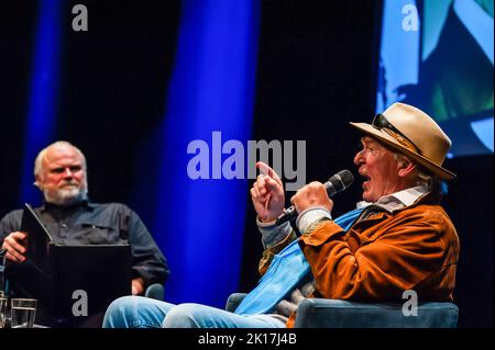 Nijmegen, Niederlande. 15. September 2022. Constant Hoogenbosch (links), Historiker, Filmlehrer und Inhaber der Filmpresse und Kommunikationsagentur Movie Machine wird dabei gesehen, wie er dem niederländischen Schauspieler Peter Faber (rechts) über den Film zuhört. Anlässlich des 78.-jährigen Bestehens der Marktgartenoperation in den Niederlanden bot das Info Center WW2 in Nijmegen eine Analyse des Films „A Bridge too far“ an. Die besondere Nacht zählte mit der Anwesenheit des Schauspielers Peter Faber, der im Film die Rolle von Captain Arie Dirk 'Harry' Bestbreurtje spielte und über seine Erfahrungen während der Spielzeit sprach Stockfoto