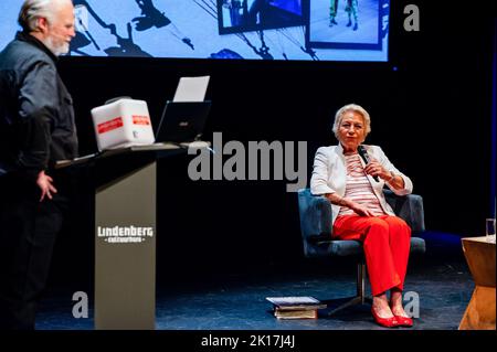 Nijmegen, Niederlande. 15. September 2022. Reineke Kramer (rechts), Produktionsassistentin Seen, die eine Frage beantwortet, die Constant Hoogenbosch (links), Historikerin und Filmlehrerin, gestellt hat. Anlässlich des 78.-jährigen Bestehens der Marktgartenoperation in den Niederlanden bot das Info Center WW2 in Nijmegen eine Analyse des Films „A Bridge too far“ an. Der besondere Abend zählte mit der Anwesenheit des Schauspielers Peter Faber, der im Film die Rolle des Hauptmanns Arie Dirk 'Harry' Bestbreurtje spielte und über seine Erfahrungen während des Films sprach. Weitere zusätzliche Schauspieler und einer der Produktionsassistenten f Stockfoto