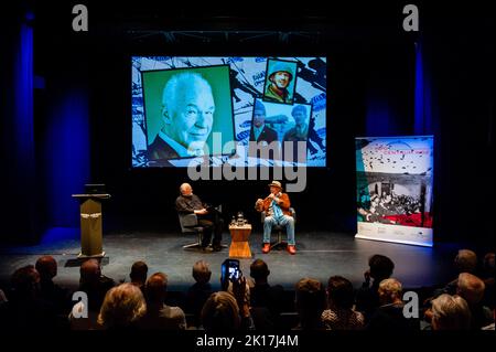 Nijmegen, Niederlande. 15. September 2022. Constant Hoogenbosch (links), Historiker, Filmlehrer, Inhaber der Filmpresse und Kommunikationsagentur Movie Machine und niederländischer Schauspieler Peter Faber (rechts) wird auf der Bühne über den Film sprechen sehen. Anlässlich des 78.-jährigen Bestehens der Marktgartenoperation in den Niederlanden bot das Info Center WW2 in Nijmegen eine Analyse des Films „A Bridge too far“ an. Die besondere Nacht zählte mit der Anwesenheit des Schauspielers Peter Faber, der im Film die Rolle von Captain Arie Dirk 'Harry' Bestbreurtje spielte und über seine Erfahrungen während der t sprach Stockfoto