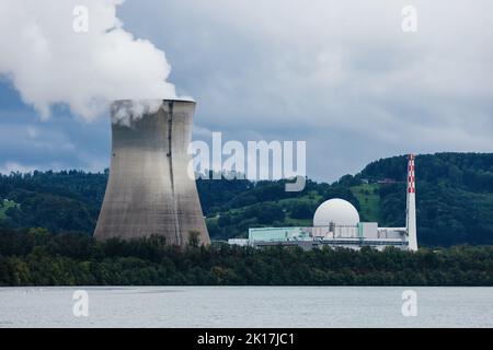 Waldshut Tiengen, Deutschland. 15. September 2022. Das Kernkraftwerk Leibstadt in der gleichnamigen Stadt im Kanton Aargau ist vom deutschen Waldshut-Tiengen aus zu sehen die Schweiz hat kürzlich beschlossen, in Stadel nahe der deutschen Grenze ein nukleares Endlager zu errichten. Die benachbarte deutsche Gemeinde Hohentengen steht dem Projekt kritisch gegenüber. Quelle: Philipp von Ditfurth/dpa/Alamy Live News Stockfoto