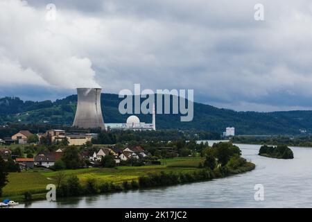 Waldshut Tiengen, Deutschland. 15. September 2022. Das Kernkraftwerk Leibstadt in der gleichnamigen Stadt im Kanton Aargau ist von Waldshut-Tiengen aus zu sehen. Die Schweiz hat vor kurzem beschlossen, ein nukleares Endlager in Stadel nahe der deutschen Grenze einzurichten. Die benachbarte deutsche Gemeinde Hohentengen steht dem Projekt kritisch gegenüber. Quelle: Philipp von Ditfurth/dpa/Alamy Live News Stockfoto