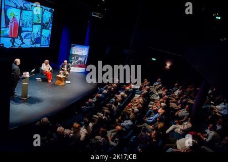 Reineke Kramer (Mitte), Produktionsassistentin, Cees lange (rechts), extra im Film, und Constant Hoogenbosch (links), Historikerin und Filmlehrerin, sprechen über den Film. Anlässlich des 78.-jährigen Bestehens der Marktgartenoperation in den Niederlanden bot das Info Center WW2 in Nijmegen eine Analyse des Films „A Bridge too far“ an. Der besondere Abend zählte mit der Anwesenheit des Schauspielers Peter Faber, der im Film die Rolle des Hauptmanns Arie Dirk 'Harry' Bestbreurtje spielte und über seine Erfahrungen während des Films sprach. Weitere zusätzliche Schauspieler und einer der Produktionsassista Stockfoto