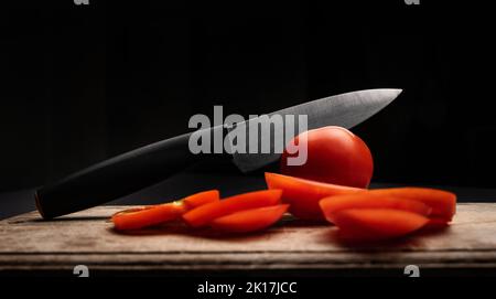 Kirschtomaten auf Holzbrett Stockfoto