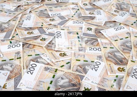 Hintergrund aus polierten 200 Zloty-Banknoten. Finanzstruktur abstrakt. Stockfoto