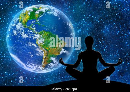 Weibliche Yoga-Figur vor Universumshintergrund und Planet Erde, Ökologie und Umweltkonzept. Stockfoto