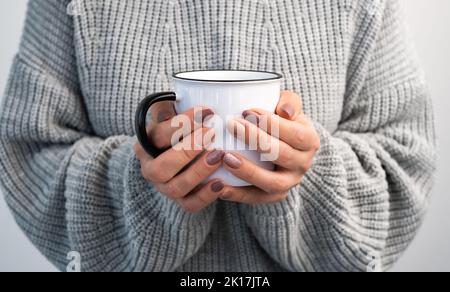 Person, die den Becher hält Stockfoto