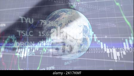 Bild der Datenverarbeitung über Globus und Banknoten Stockfoto